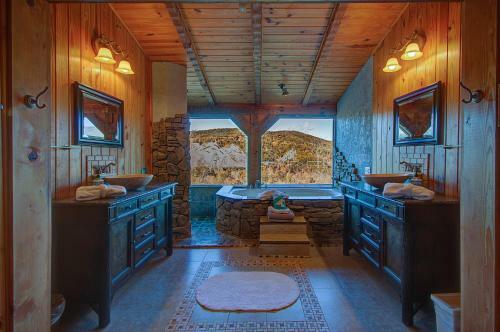 Stunning Cabin: 7 Acres, 360 Views, 20min To Park!