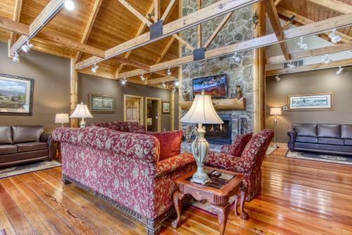 Cove Mountain Lodge Cabin