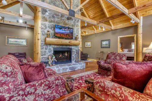 Cove Mountain Lodge Cabin