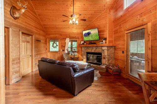 Nice View Fireplace, Hot Tub, Porch Bed, Private