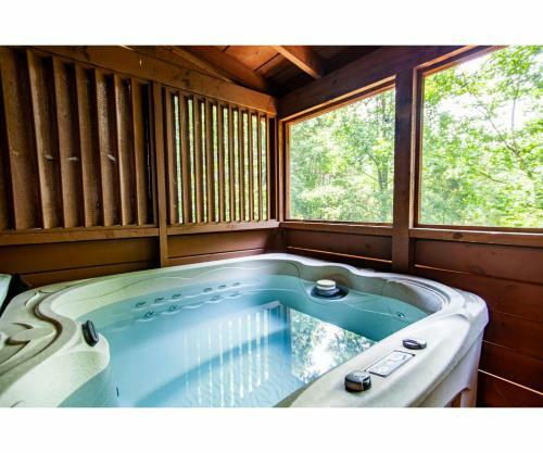 Romantic Mountain Shanty With Hot Tub And Fireplace