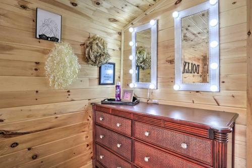 Cozy Home With Fire Pit, 5 Mi To Pigeon Forge