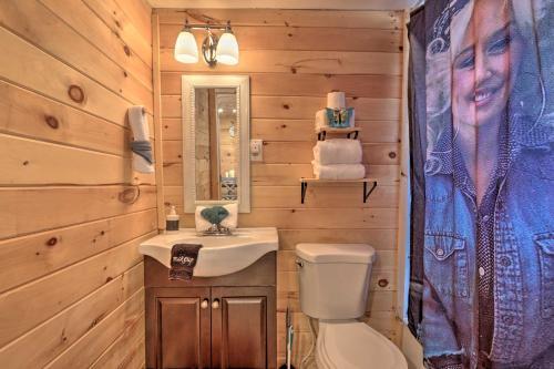 Cozy Home With Fire Pit, 5 Mi To Pigeon Forge