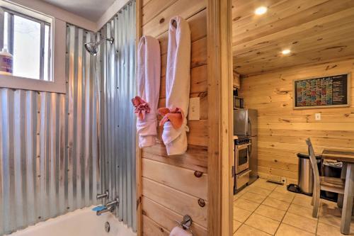Cozy Home With Fire Pit, 5 Mi To Pigeon Forge