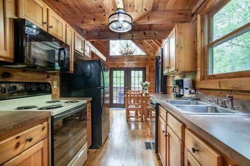 Cabin In The Woods With Hot Tub