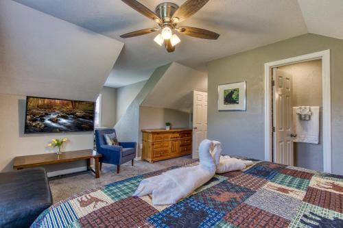 Rustic River Lodge By Honeybearcabins 7br 6ba Sleeps 21