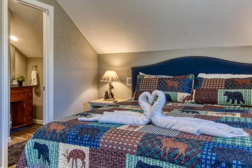 Rustic River Lodge By Honeybearcabins 7br 6ba Sleeps 21