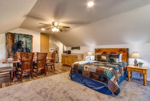 Rustic River Lodge By Honeybearcabins 7br 6ba Sleeps 21
