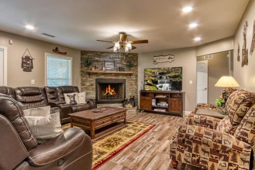 Rustic River Lodge By Honeybearcabins 7br 6ba Sleeps 21