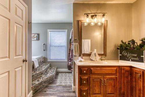 Rustic River Lodge By Honeybearcabins 7br 6ba Sleeps 21