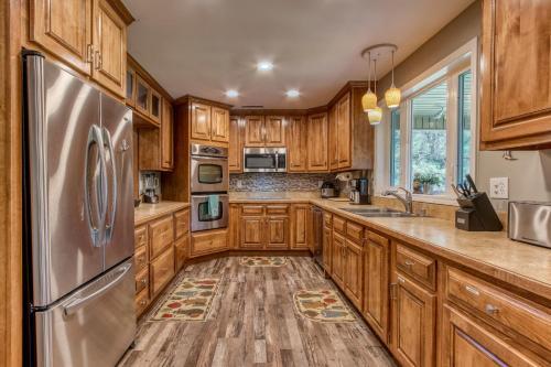 Rustic River Lodge By Honeybearcabins 7br 6ba Sleeps 21