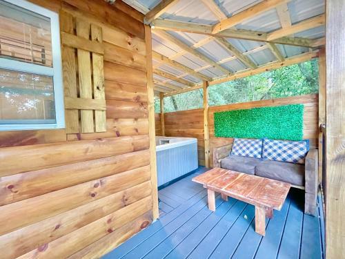New Tiny Cabin Hot Tub Firepit Fenced Yard