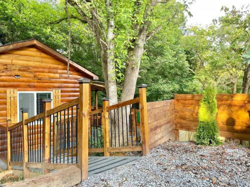 New Tiny Cabin Hot Tub Firepit Fenced Yard