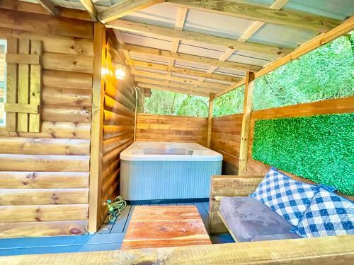 New Tiny Cabin Hot Tub Firepit Fenced Yard