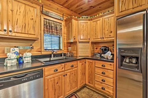 Pristine Riverfront Escape 4 Mi To Dollywood!