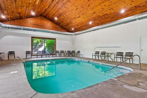 Timberwolf Vista W Hottub Pool Resort View
