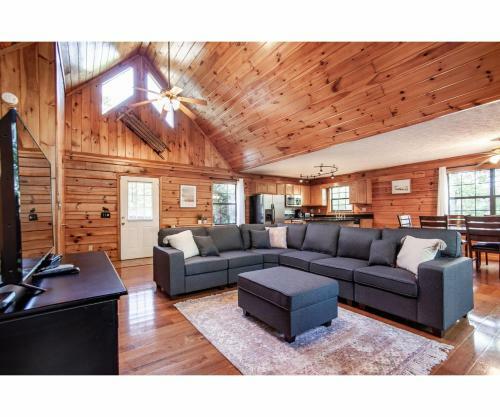 Treeside Retreat - Game Rm, Hottub, Community Pool