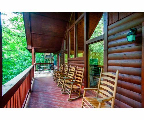 Treeside Retreat - Game Rm, Hottub, Community Pool