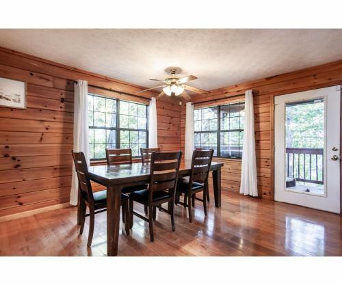 Treeside Retreat - Game Rm, Hottub, Community Pool