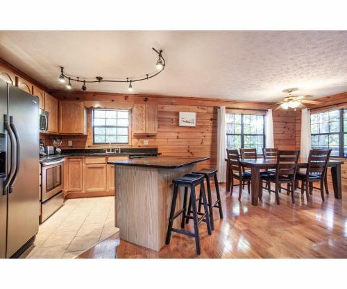 Treeside Retreat - Game Rm, Hottub, Community Pool