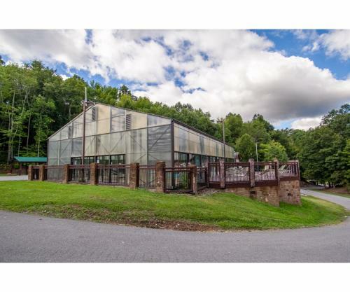 Treeside Retreat - Game Rm, Hottub, Community Pool
