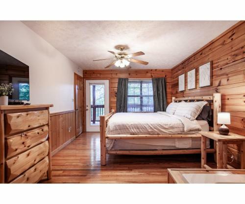 Treeside Retreat - Game Rm, Hottub, Community Pool