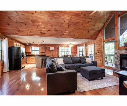 Treeside Retreat - Game Rm, Hottub, Community Pool