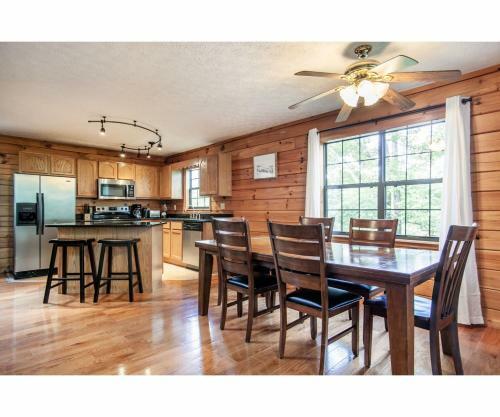 Treeside Retreat - Game Rm, Hottub, Community Pool