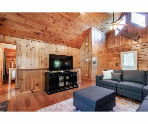 Treeside Retreat - Game Rm, Hottub, Community Pool