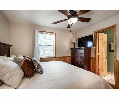 Treeside Retreat - Game Rm, Hottub, Community Pool