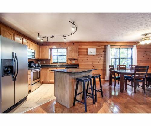 Treeside Retreat - Game Rm, Hottub, Community Pool