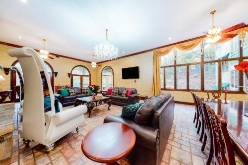 Smoky Mountain Castle Lodge