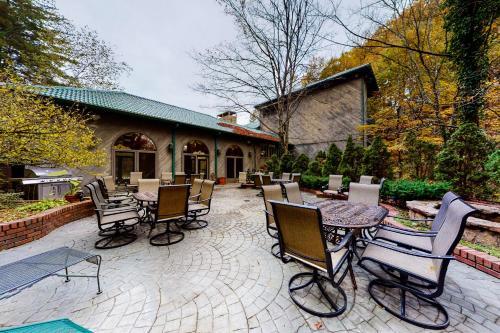 Smoky Mountain Castle Lodge