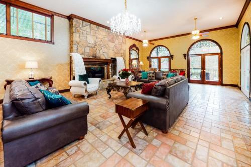 Smoky Mountain Castle Lodge