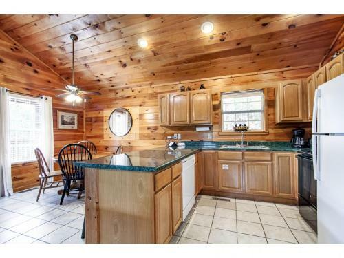 Papa Bear - Private With Hot Tub, Pool Table, And View