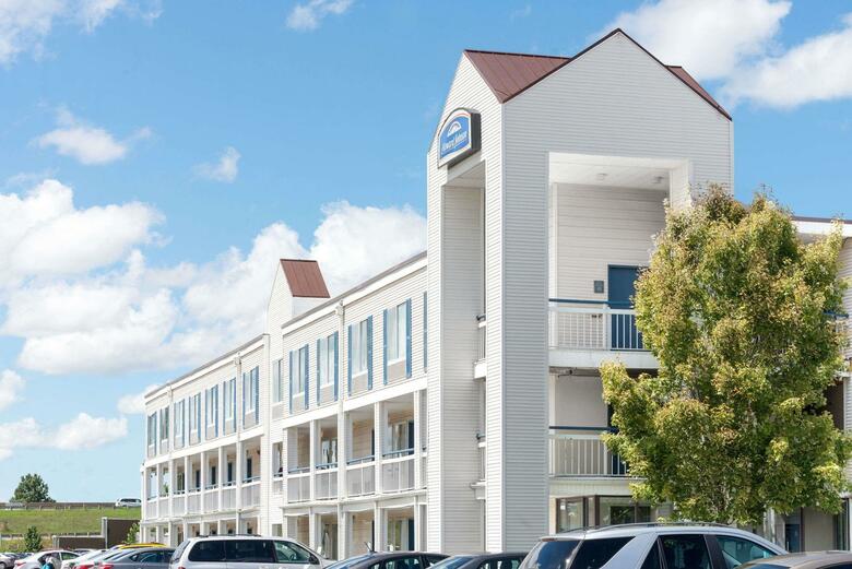Hotel Howard Johnson Inn Cleveland Airport
