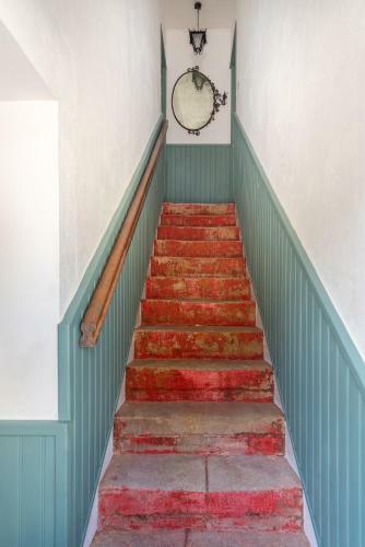L'escalier Rouge - Maison R�nov�e Avec Cour