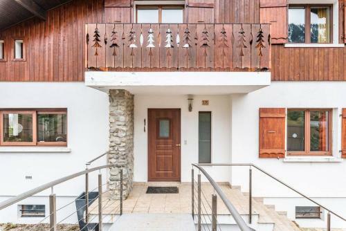 Cool 7-bed Apartment With Lake And Mountain View