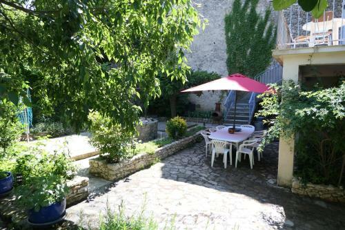 Fermette Du Xvi�me Avec Piscine, Cour Et Jardin
