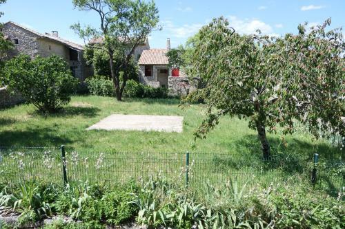 Fermette Du Xvi�me Avec Piscine, Cour Et Jardin