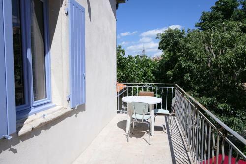 Fermette Du Xvi�me Avec Piscine, Cour Et Jardin