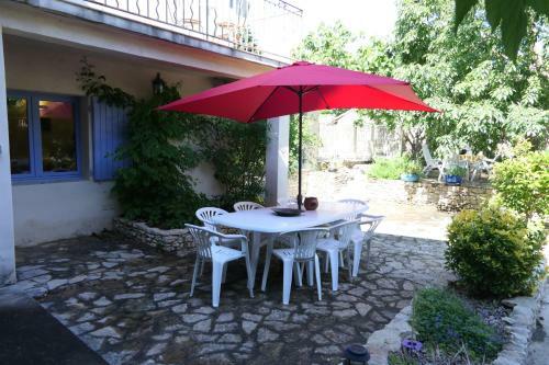Fermette Du Xvi�me Avec Piscine, Cour Et Jardin