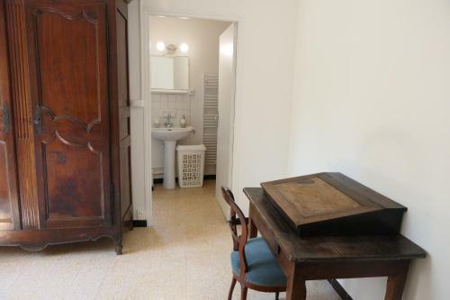 Fermette Du Xvi�me Avec Piscine, Cour Et Jardin