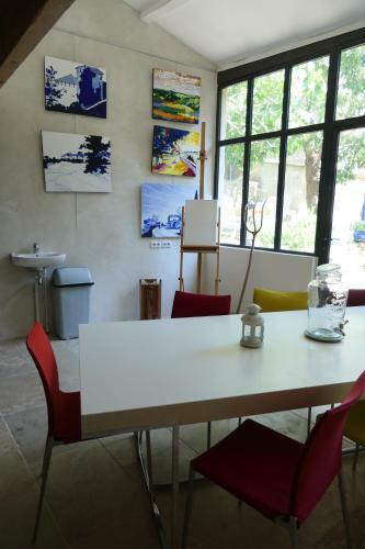 Fermette Du Xvi�me Avec Piscine, Cour Et Jardin