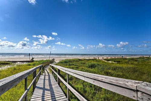 Beachy Escape - Steps To Shore And Restaurant!