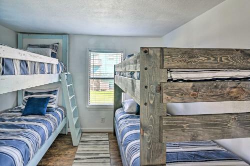 Beachy Escape - Steps To Shore And Restaurant!