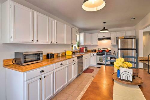 House With Patio, Half Mi To Georgetown Square!