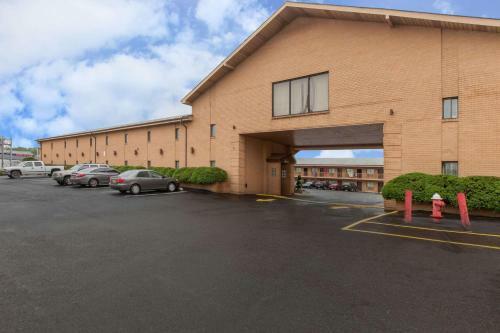 Motel Knights Inn Parkway