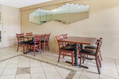 Motel Knights Inn Parkway