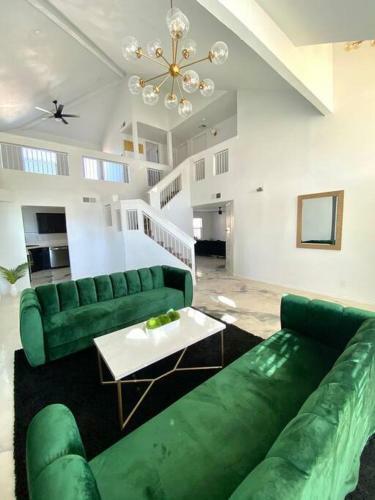 Villa Casa Nico - Contemporary Home With Pool & Gym
